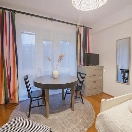 Апартаменти Vibrant & Cozy - A Colorful Base Братислава