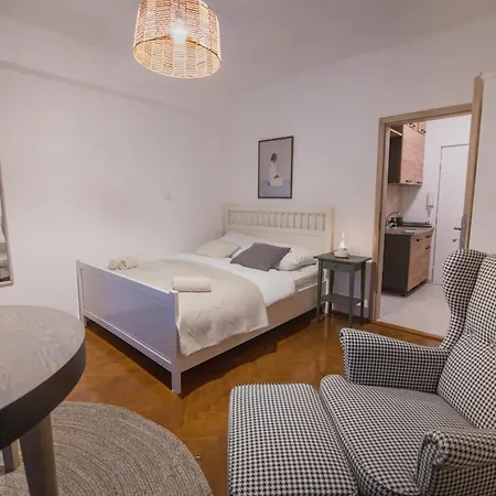 Daire Vibrant & Cozy - A Colorful Base Bratislava