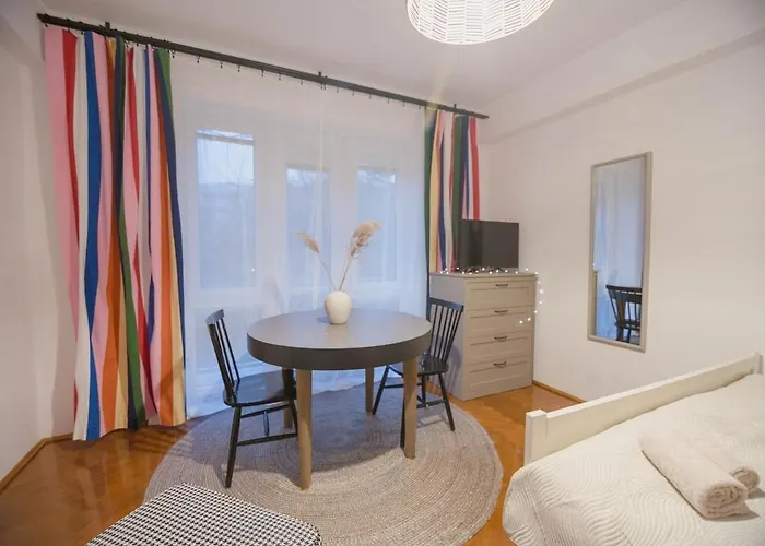 Daire Vibrant & Cozy - A Colorful Base Bratislava