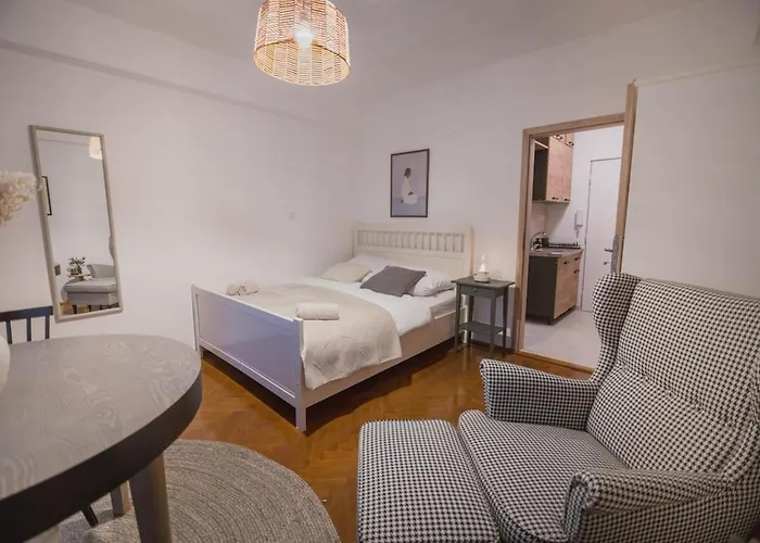 Daire Vibrant & Cozy - A Colorful Base Bratislava